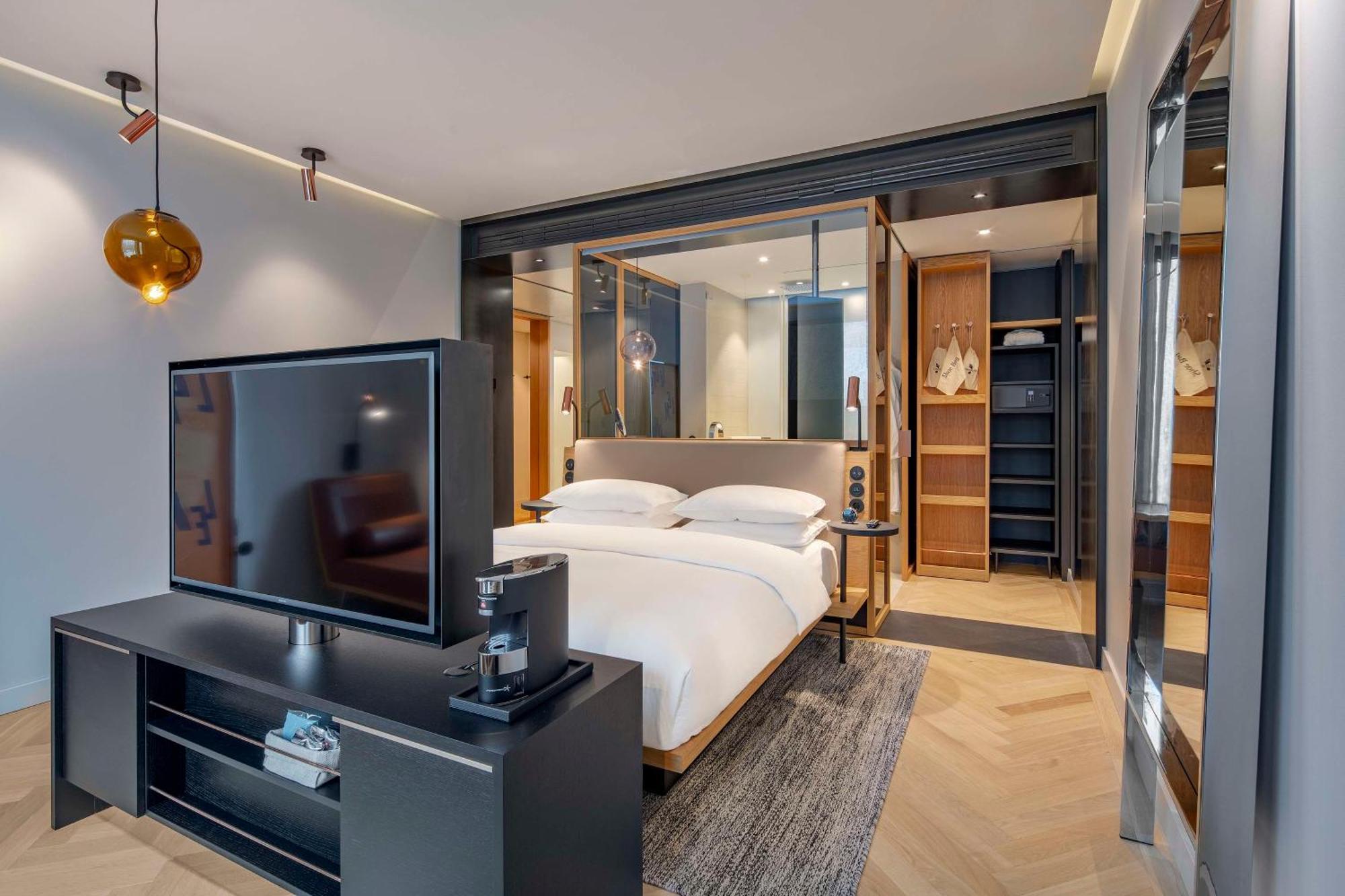 Отель Andaz Munich Schwabinger Tor, By Hyatt Экстерьер фото A bedroom at the hotel