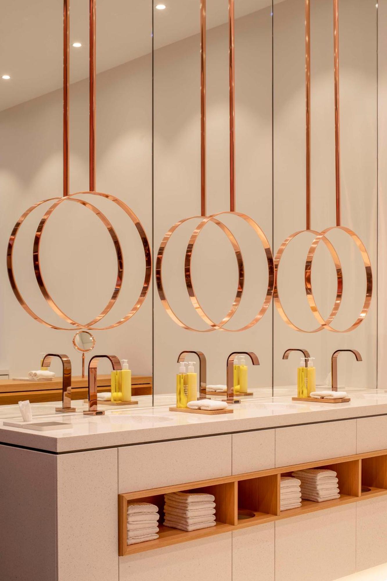 Отель Andaz Munich Schwabinger Tor, By Hyatt Экстерьер фото Bathroom fixtures