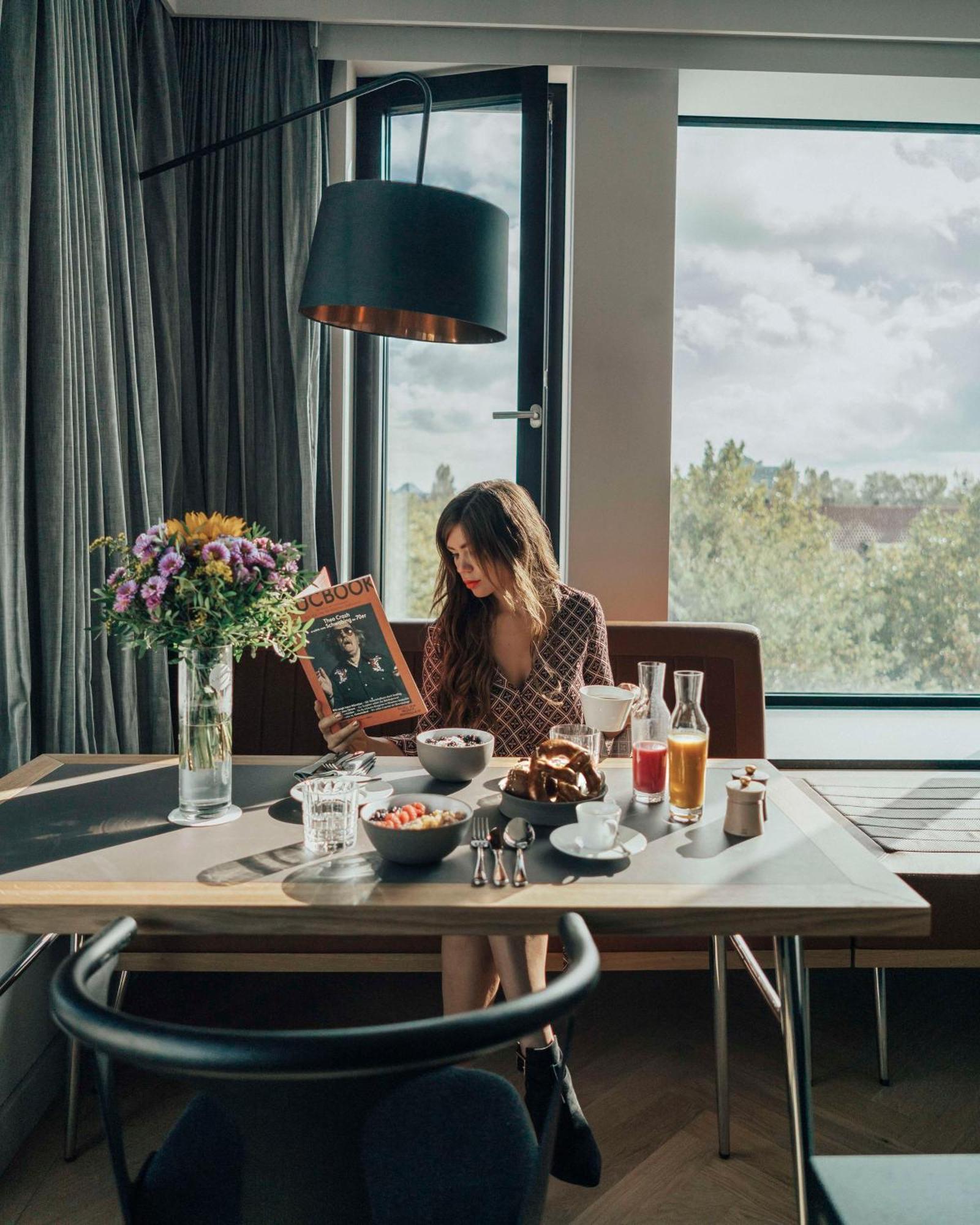 Отель Andaz Munich Schwabinger Tor, By Hyatt Экстерьер фото A woman reading a magazine