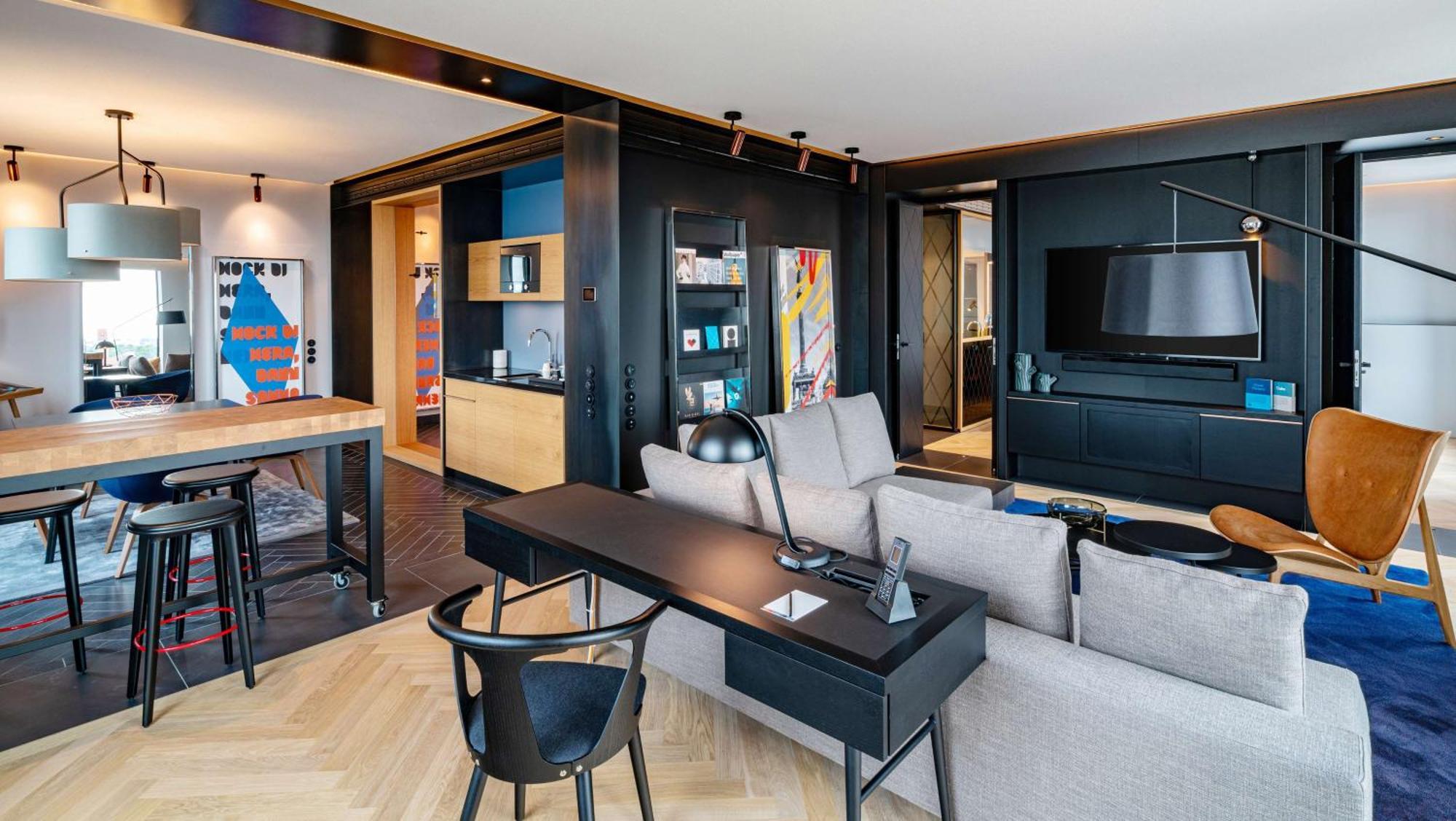 Отель Andaz Munich Schwabinger Tor, By Hyatt Экстерьер фото The interior of a suite at the hotel