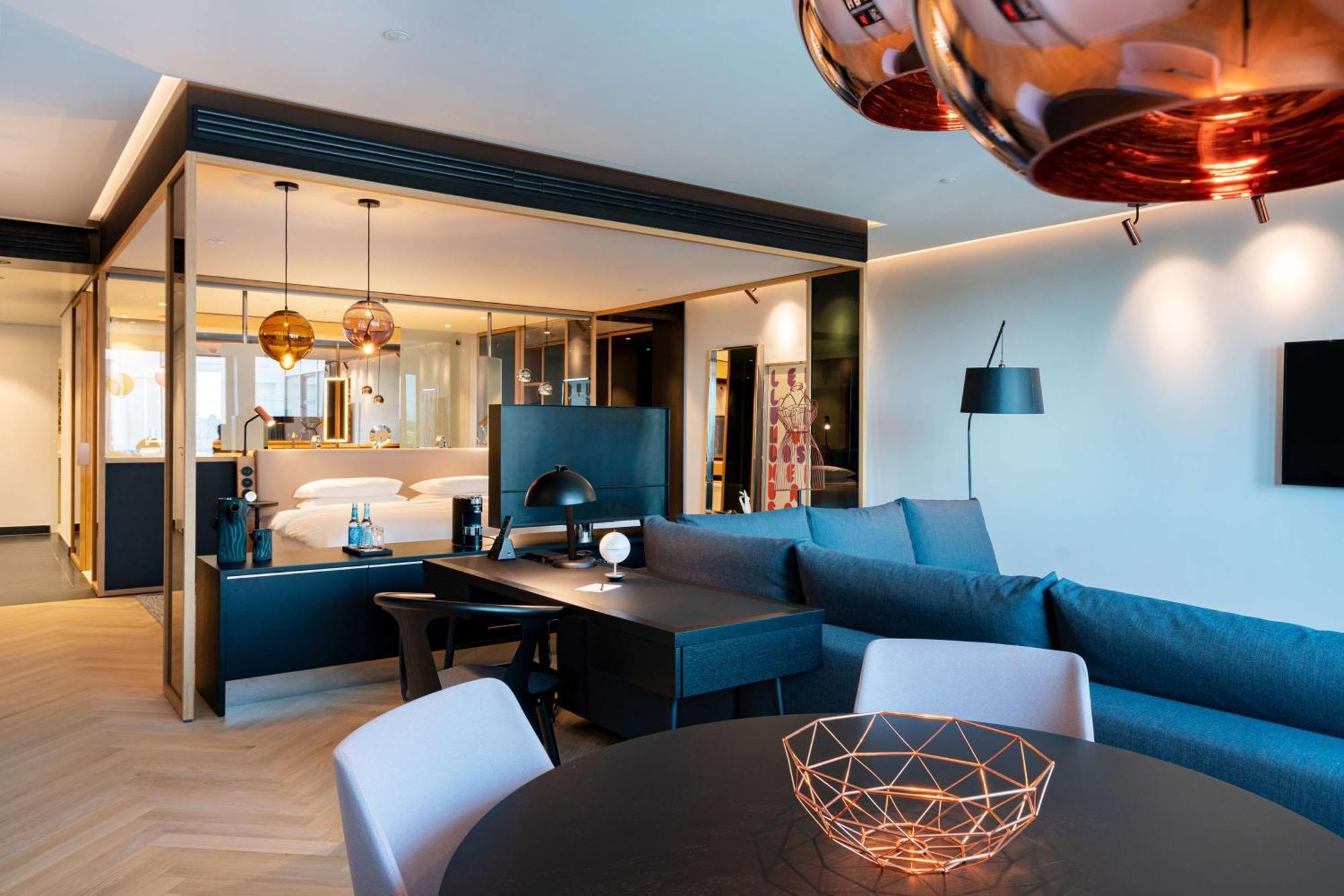 Отель Andaz Munich Schwabinger Tor, By Hyatt Экстерьер фото The interior of a suite at the hotel