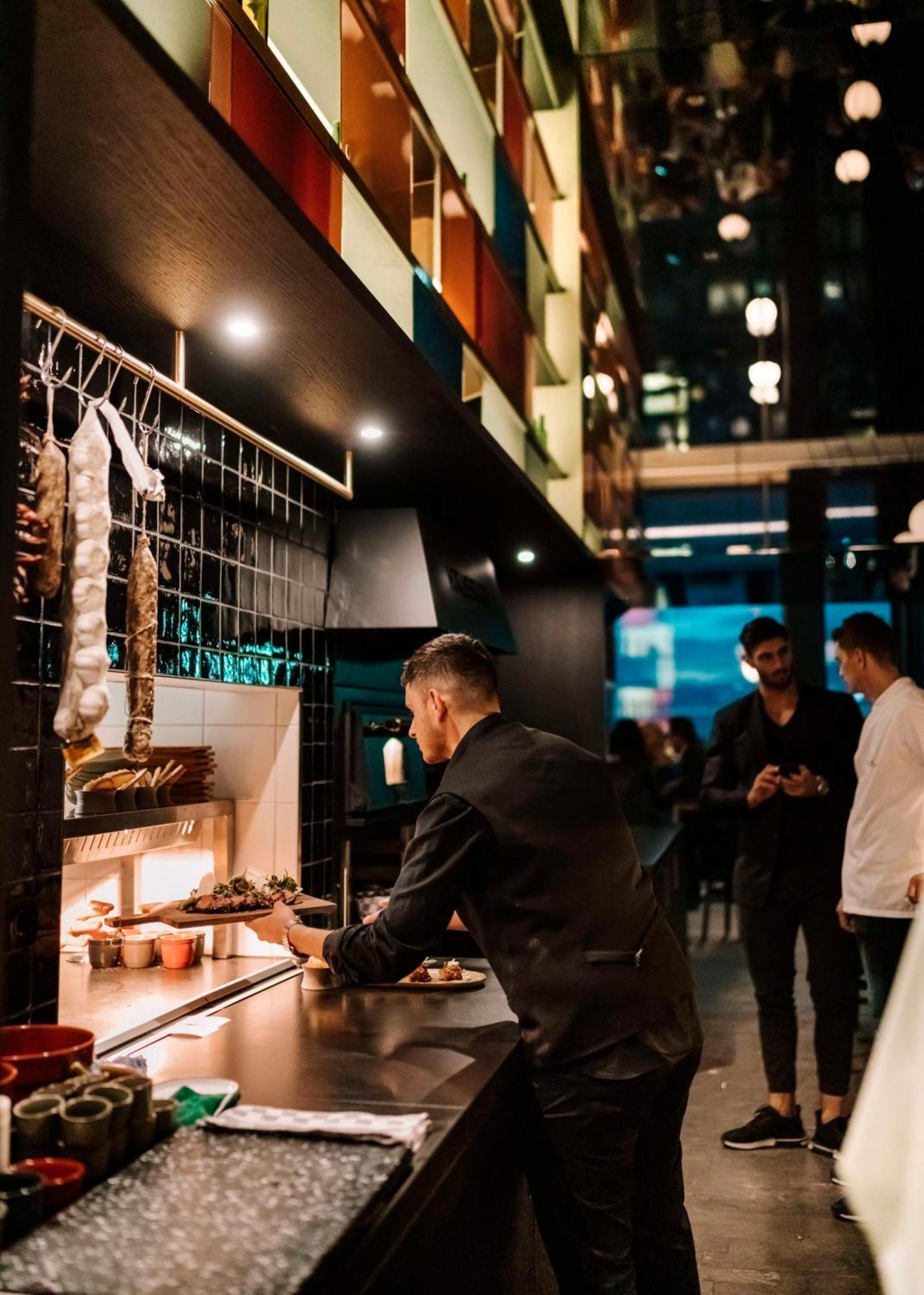 Отель Andaz Munich Schwabinger Tor, By Hyatt Экстерьер фото Chef preparing food at a restaurant