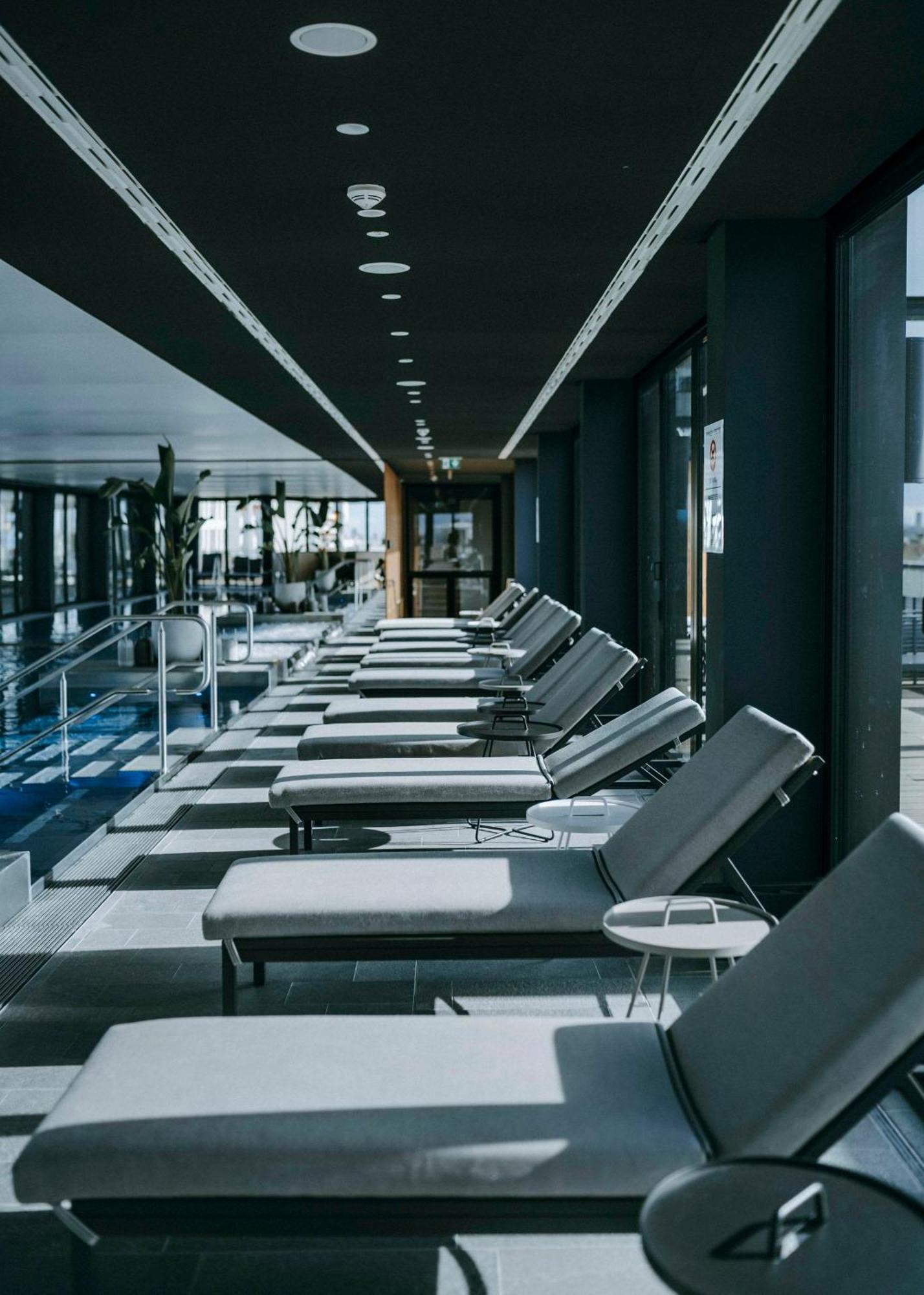 Отель Andaz Munich Schwabinger Tor, By Hyatt Экстерьер фото The pool at the 1018