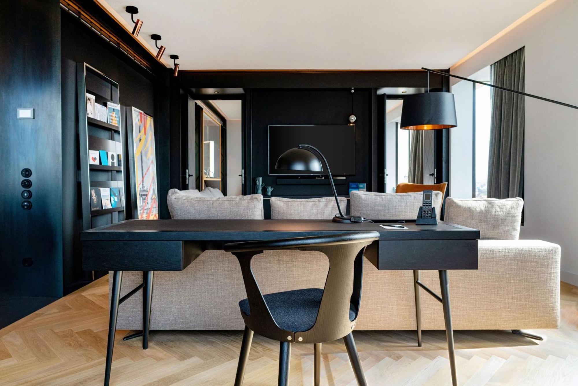 Отель Andaz Munich Schwabinger Tor, By Hyatt Экстерьер фото The interior of a suite at the hotel