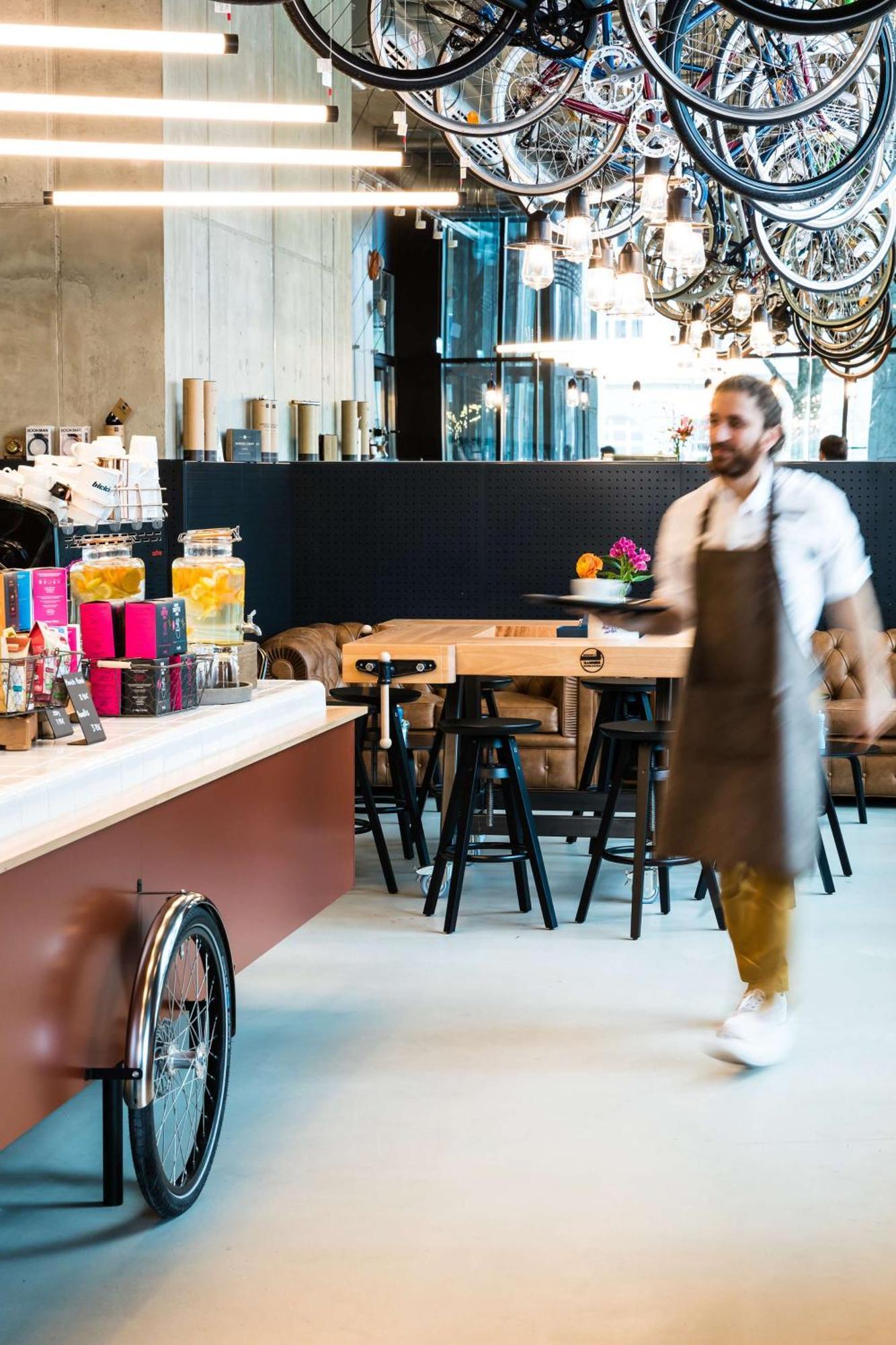 Отель Andaz Munich Schwabinger Tor, By Hyatt Экстерьер фото A barista working at a coffee shop