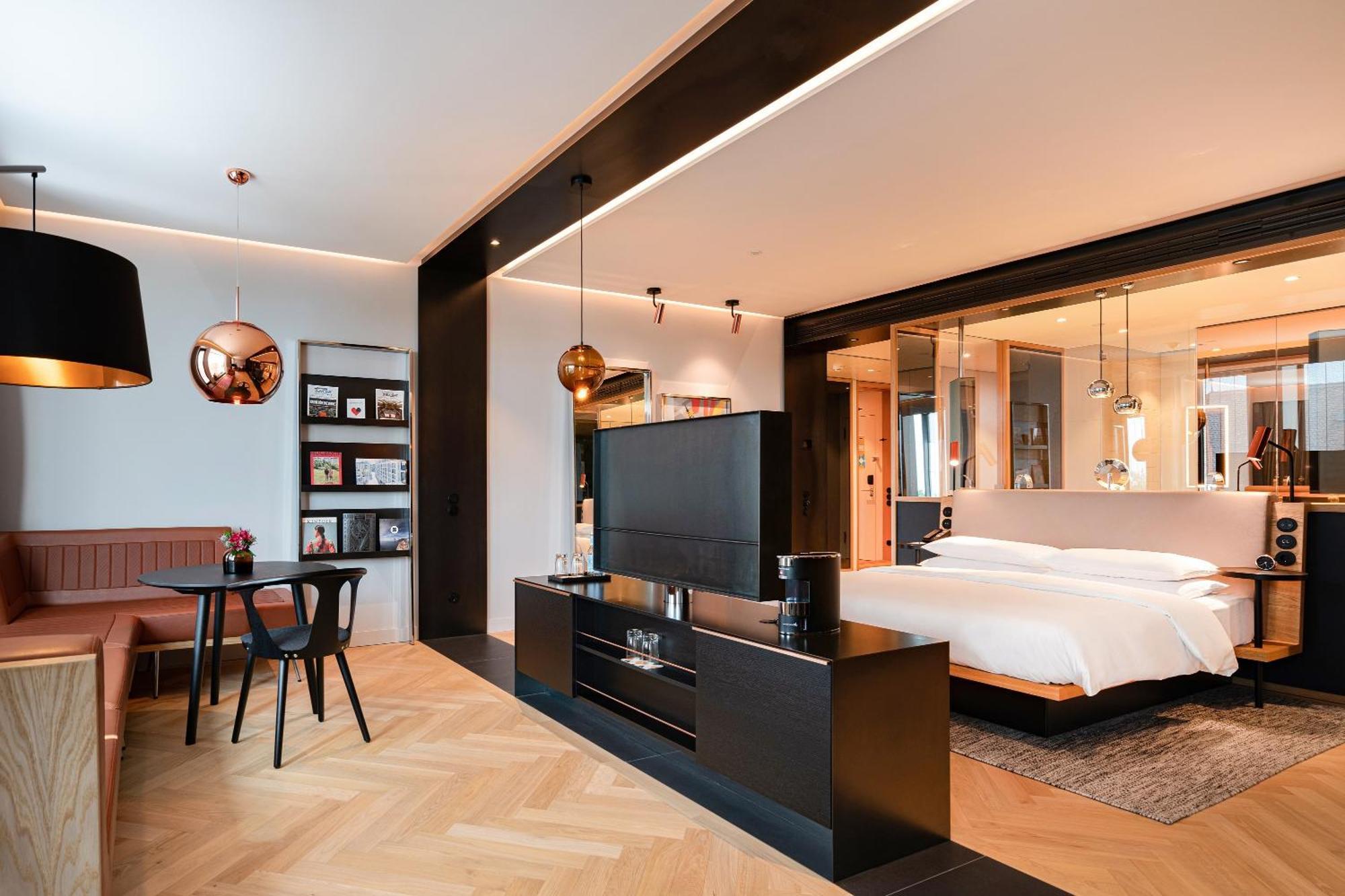 Отель Andaz Munich Schwabinger Tor, By Hyatt Экстерьер фото A suite at the hotel